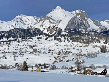 Churfirsten ve Alpstein dağları arasındaki Thur nehir vadisinin mükemmel kış manzarasının manzarası, Wildhaus - St. Gallen Kantonu, İsviçre (Schweiz)