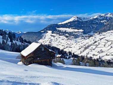 Churfirsten ve Alpstein dağları arasındaki Thur nehir vadisinin mükemmel kış manzarasının manzarası, Wildhaus - St. Gallen Kantonu, İsviçre (Schweiz)