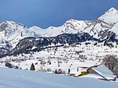 Churfirsten ve Alpstein dağları arasındaki Thur nehir vadisinin mükemmel kış manzarasının manzarası, Wildhaus - St. Gallen Kantonu, İsviçre (Schweiz)