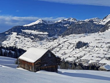 Churfirsten ve Alpstein dağları arasındaki Thur nehir vadisinin mükemmel kış manzarasının manzarası, Wildhaus - St. Gallen Kantonu, İsviçre (Schweiz)