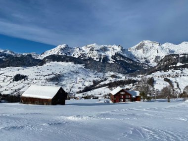 Churfirsten ve Alpstein dağları arasındaki Thur nehir vadisinin mükemmel kış manzarasının manzarası, Wildhaus - St. Gallen Kantonu, İsviçre (Schweiz)
