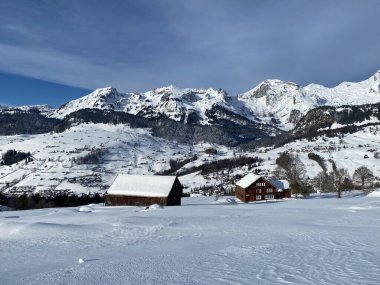 Churfirsten ve Alpstein dağları arasındaki Thur nehir vadisinin mükemmel kış manzarasının manzarası, Wildhaus - St. Gallen Kantonu, İsviçre (Schweiz)