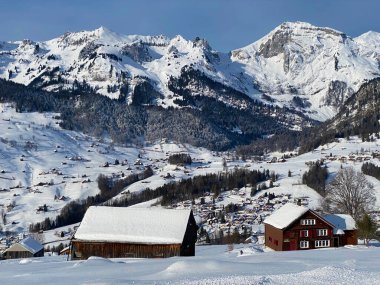 Churfirsten ve Alpstein dağları arasındaki Thur nehir vadisinin mükemmel kış manzarasının manzarası, Wildhaus - St. Gallen Kantonu, İsviçre (Schweiz)