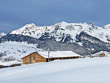 Alp tepelerinde kış karı, Luetispitz veya Lutispitz, Schwarfwisspitz ve Schwarzchopf Alpstein dağ sıralarında ve Appenzell Alpleri, Wildhaus - İsviçre 'nin St. Gallen Kantonu' nda (Schweiz)