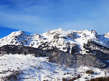 Alp tepelerinde kış karı, Luetispitz veya Lutispitz, Schwarfwisspitz ve Schwarzchopf Alpstein dağ sıralarında ve Appenzell Alpleri, Wildhaus - İsviçre 'nin St. Gallen Kantonu' nda (Schweiz)
