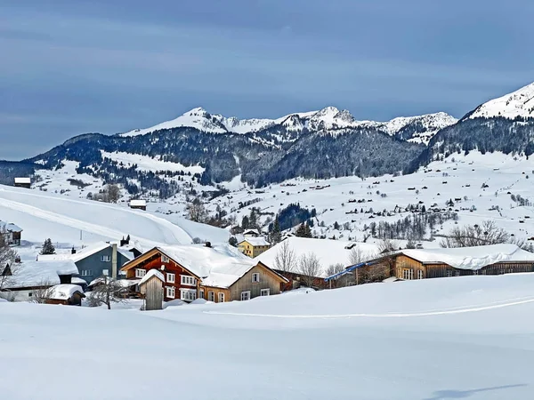 チュルファーレン山脈とアルプシュタイン山脈の間のスール川渓谷の完璧な冬の風景の眺め ワイルドハウス サンガレンのカントン スイス スイス — ストック写真
