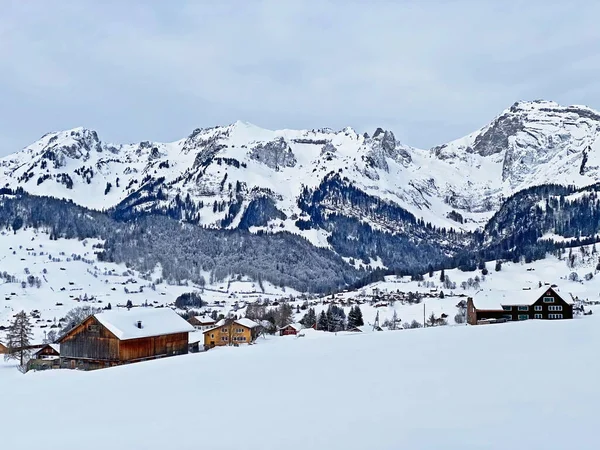 Una Vista Del Paesaggio Invernale Perfetto Della Valle Del Fiume — Foto Stock