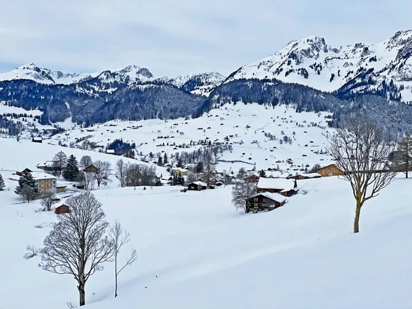 チュルファーレン山脈とアルプシュタイン山脈の間のスール川渓谷の完璧な冬の風景の眺め ワイルドハウス サンガレンのカントン スイス スイス — ストック写真