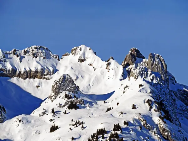 Het Perfecte Winterlandschap Een Besneeuwde Bergtop Schwarzchopf Alpstein Bergketen Appenzell — Stockfoto