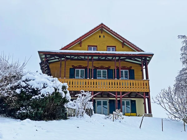 Idyllic Swiss Alpine Mountain Huts Traditional Swiss Rural Architecture Dressed — Zdjęcie stockowe