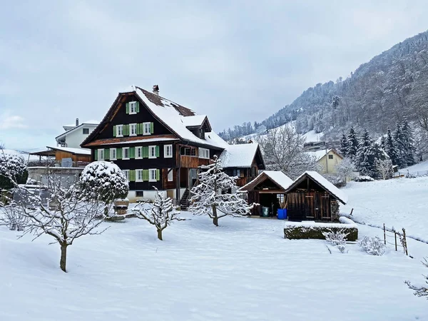 Idyllische Schweizer Almhütten Und Traditionelle Schweizer Ländliche Architektur Winterkleidung Und — Stockfoto