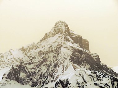 İsviçre 'nin Alp Dağları' nda kış mevsiminde Muertschenstock veya Murtschenstock 'ta karlı alp zirvesi olan Amden Kantonu (Schweiz)