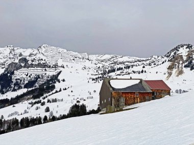 İsviçre Alplerinde ve Walenstadt Gölü üzerinde (Walensee), Amden - İsviçre 'nin St. Gallen Kantonu (Schweiz)