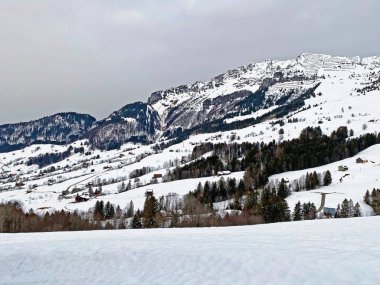 İsviçre Alplerinde ve Walenstadt Gölü üzerinde (Walensee), Amden - İsviçre 'nin St. Gallen Kantonu (Schweiz)