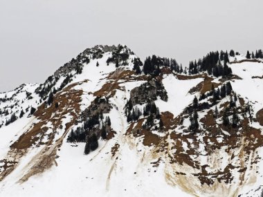 İsviçre Alplerinde ve Walenstadt Gölü (Walensee), Amden - İsviçre 'nin St. Gallen Kantonu (Schweiz)