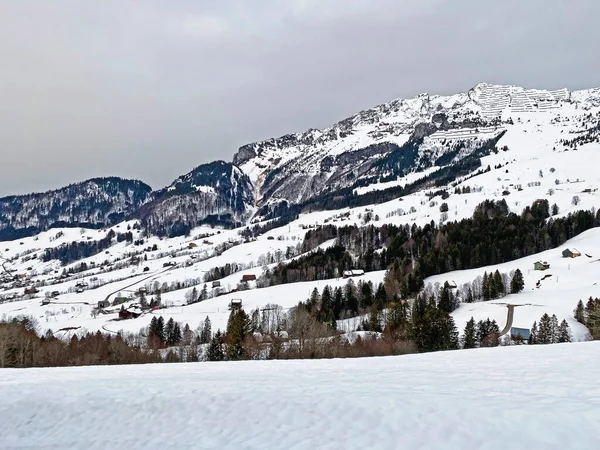 İsviçre Alplerinde ve Walenstadt Gölü üzerinde (Walensee), Amden - İsviçre 'nin St. Gallen Kantonu (Schweiz)