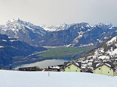 Walenstadt Gölü (Walensee) ve İsviçre 'nin St. Gallen Kantonu (Schweiz)