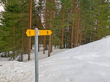 Mattstogg dağlarının taze kar örtüsü üzerinde ve Walen Gölü veya Walenstadt Gölü (Walensee), Amden - İsviçre 'nin St. Gallen Kantonu (Schweiz)