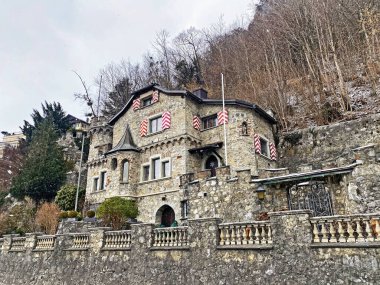 Walenstadt Gölü (Walensee) kıyısındaki Weesen yerleşim yerindeki eski taş şehir villası (Kanton St. Gallen, İsviçre) - Kanton St. Gallen, Schweiz)