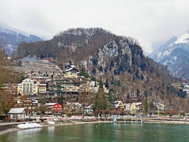 Wessen yerleşim yerinin yukarısındaki kayalık Chapfenberg tepesinde kış atmosferi ve Walenstadt Gölü (Walensee) - St. Gallen Kantonu, İsviçre (Kanton St. Gallen, Schweiz)