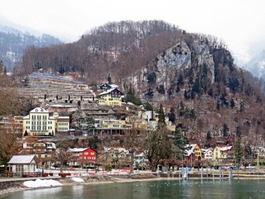 Wessen yerleşim yerinin yukarısındaki kayalık Chapfenberg tepesinde kış atmosferi ve Walenstadt Gölü (Walensee) - St. Gallen Kantonu, İsviçre (Kanton St. Gallen, Schweiz)
