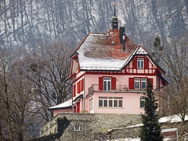 Traditional Swiss town villas in Weesen settlement on the shores of Lake Walen or Lake Walenstadt (Walensee) - Canton of St. Gallen, Switzerland (Kanton St. Gallen, Schweiz)