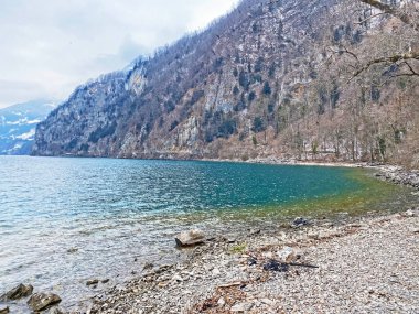 Walenstadt Gölü veya Walenstadt Gölü (Walensee) veya Strandbad Flyhorn, Weesen - İsviçre 'nin St. Gallen kantonu (Kanton St. Gallen, Schweiz)
