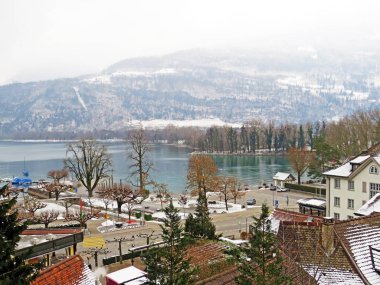 Chapfenberg tepesinden Weesen ve Walen Gölü veya Walenstadt Gölü (Walensee) - St. Gallen Kantonu (Kanton St. Gallen, Schweiz)