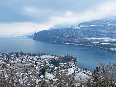Chapfenberg tepesinden Weesen ve Walen Gölü veya Walenstadt Gölü (Walensee) - St. Gallen Kantonu (Kanton St. Gallen, Schweiz)