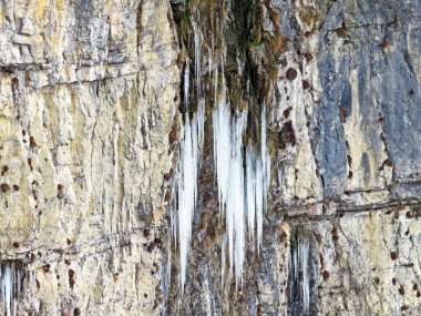 İsviçre Alplerinde kış buzulları ve donmuş su oluşumları ve Walen Gölü veya Walenstadt Gölü (Walensee), Weesen Kantonu (Kanton St. Gallen, Schweiz)