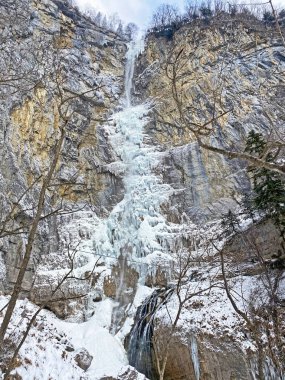 Seerenbach Şelaleleri (Seerenbach Şelaleleri) veya Seerenbachfaelle / Seerenbach Wasserfall, Betlis - St. Gallen, İsviçre (Kanton St. Gallen, Schweiz)