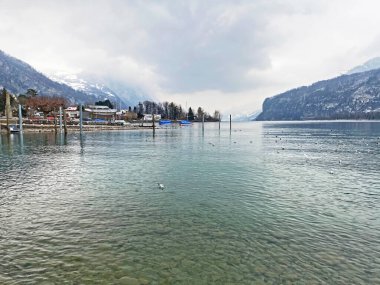 İsviçre 'nin Weesen - St. Gallen Kantonu (Kanton St. Gallen, Schweiz) yakınlarındaki Walenstadt Gölü (Walensee).)