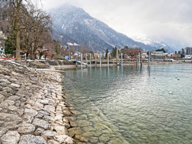 İsviçre 'nin Weesen - St. Gallen Kantonu (Kanton St. Gallen, Schweiz) yakınlarındaki Walenstadt Gölü (Walensee).)