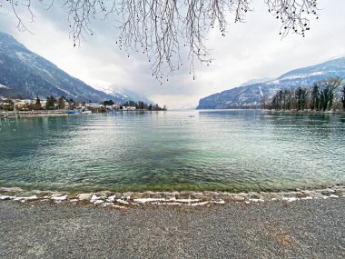 İsviçre 'nin Weesen - St. Gallen Kantonu (Kanton St. Gallen, Schweiz) yakınlarındaki Walenstadt Gölü (Walensee).)