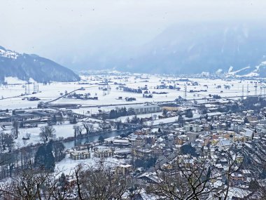 İsviçre 'nin Weesen ve Waldenstadt Gölü veya Waldenstadt Gölü' ndeki (Walensee) karla kaplı otlaklar üzerindeki buzlu kış atmosferi - İsviçre 'nin St. Gallen Kantonu (Schweiz)