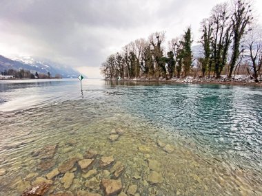 Walen Gölü ile Walenstadt (Walensee) ve Obersee (Das Linthwerk oder Linthverwaltung - Linthkanal), Weesen - St. Gallen, İsviçre (Kanton St. Gallen, Schweiz)