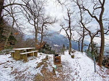 Churfirsten dağlarının taze kar örtüsü üzerinde ve Walen Gölü veya Walenstadt Gölü (Walensee) üzerinde (Walensee), Amden - İsviçre 'nin St. Gallen Kantonu (Schweiz)
