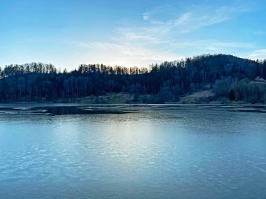 Tuerler Gölü veya Tuerlersee Gölü / Turlersee, Aeugst am Albis - İsviçre 'nin Zuerich Kantonu (Schweiz)