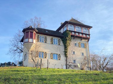 Zürih 'teki Au Yarımadası' nın tepesindeki eski geleneksel Gugger Binası (Zürih Oder Zuerichsee), Wadenswil (Waedenswil) - Zürih Kantonu (Zuerich), İsviçre / Schweiz