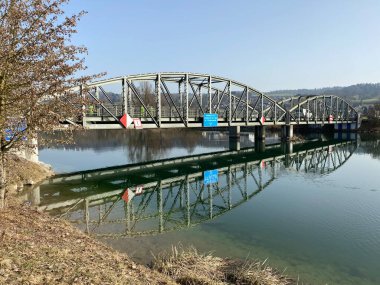 Reuss Nehri (Reussbruecke veya Reussbrucke) üzerinde ve Aargau Reuss nehir ovasında (Reussebene 'de Naturschutzzone Aargauische Auen), Rottenschwil - İsviçre (Schweiz)