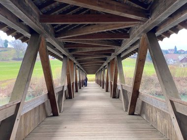 Hermetschwil, Reuss Nehri üzerindeki tahta köprü (Holzfussgaengerbruecke Hermetschwil ueber den Fluss Reuss) - İsviçre (Schweiz)