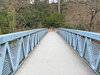 Hidroelektrik barajın altındaki Reuss Nehri üzerinde ve Bremgarten yerleşiminde (Schweiz)