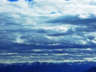 İsviçre 'nin sonbaharda gökyüzünde Ren Vadisi ve Alpstein Massif, Sevelen - İsviçre' nin St. Gallen Kantonu (Schweiz)