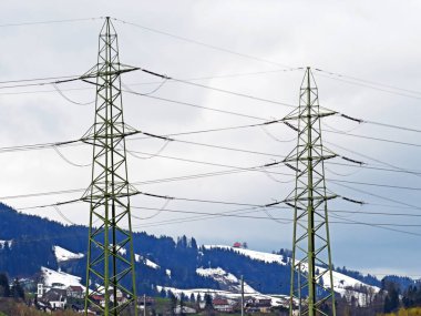 Yeşil enerji ve küresel enerji krizi - İsviçre elektrik nakil hatları yenilenebilir kaynaklardan - Zuerich (veya Zürih), İsviçre (Schweiz)