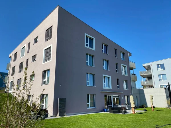 İsviçre 'nin küçük Mauensee köyünde aynı adı taşıyan modern apartman binaları ve İsviçre' nin Lucerne kantonunda (Schweiz)