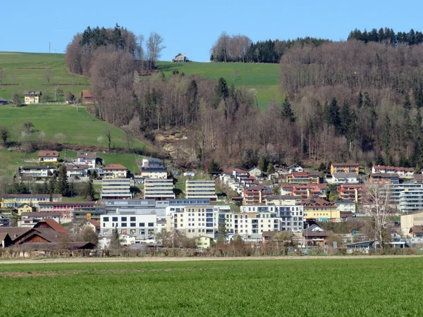 Een Kleine Moderne Zwitserse Nederzetting Dorp Wauwil Hellingen Van Heuvel — Stockfoto