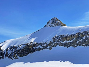Karlı dağ zirvesi Oldenhorn (Oldehore veya Becca d 'Audon) bir dağ kütlesi Les Diablerets (Rochers veya Scex de Champ) - Vaud Kantonu, İsviçre (Suisse) / Glacier 3000
