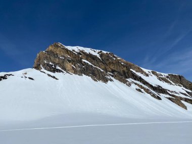 Karlı dağ zirvesi Oldenhorn (Oldehore veya Becca d 'Audon) bir dağ kütlesi Les Diablerets (Rochers veya Scex de Champ) - Vaud Kantonu, İsviçre (Suisse) / Glacier 3000