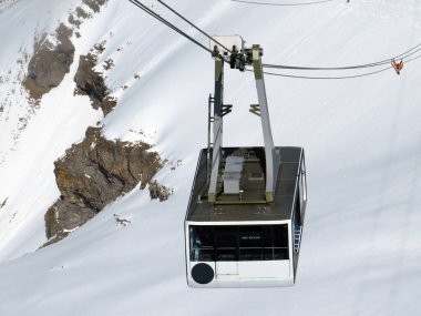 Dağ teleferiği Col du Pillon - Cabane - Scex Rouge (Buzul 3000 kablo) veya Aerial halat yolculuğu (Havadan tramvay), Les Diablerets - Vaud Kantonu, İsviçre (Suisse)