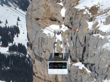 Dağ teleferiği Col du Pillon - Cabane - Scex Rouge (Buzul 3000 kablo) veya Aerial halat yolculuğu (Havadan tramvay), Les Diablerets - Vaud Kantonu, İsviçre (Suisse)